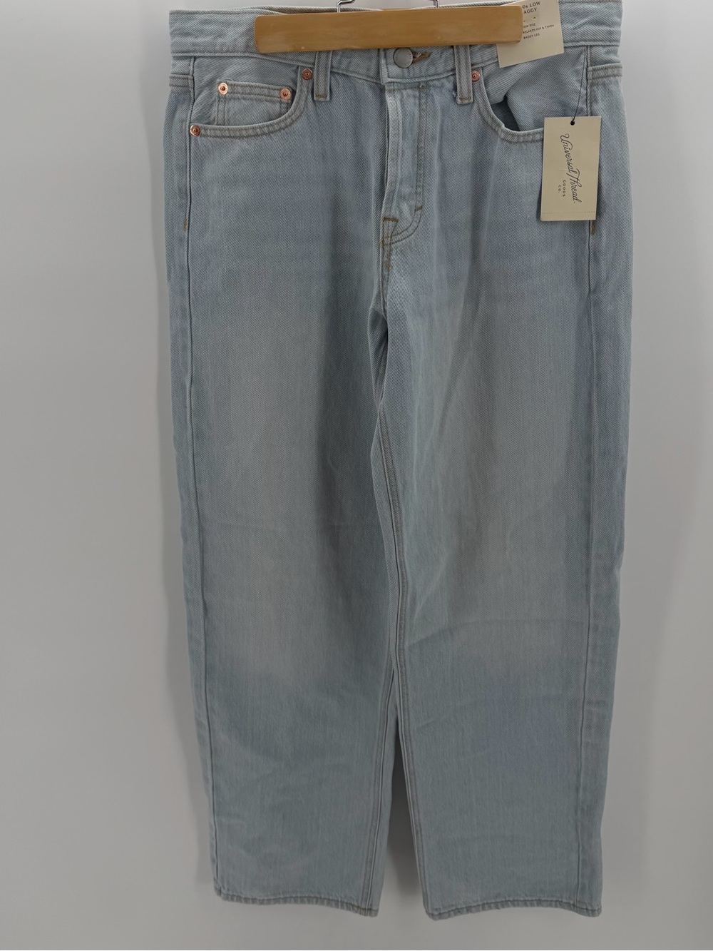 Universal Thread Light Wash Women’s Low Rise Relaxed Fit Baggy Leg Jeans